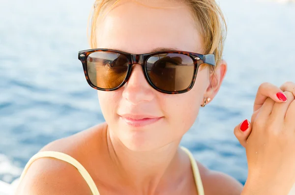 Femme rouge sur une croisière en yacht — Photo