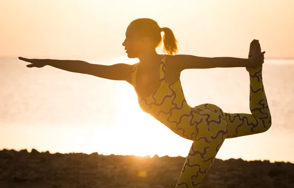 Yoga-Praxis bei Sonnenaufgang — Stockfoto