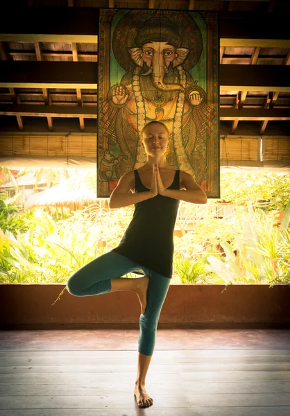 Frau macht vrksasana - Baum-Pose — Stockfoto