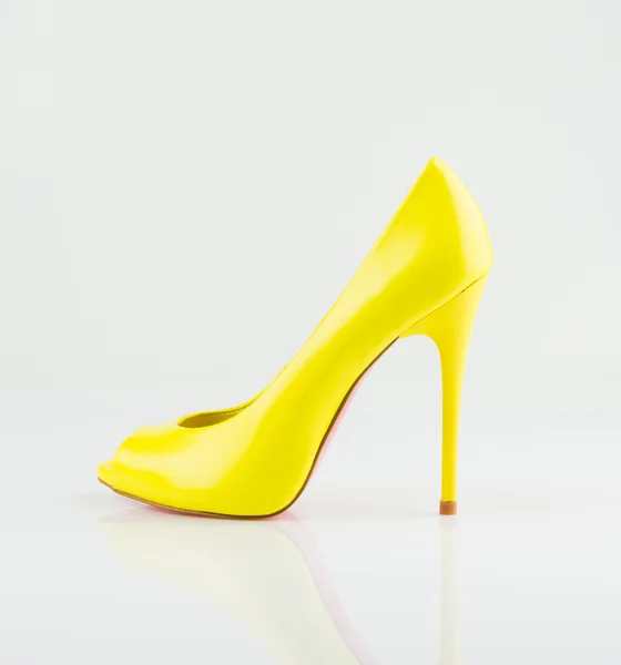 Modieuze gele vrouwen schoen — Stockfoto