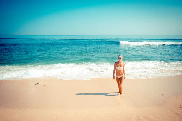 Jeune femme à la plage — Photo