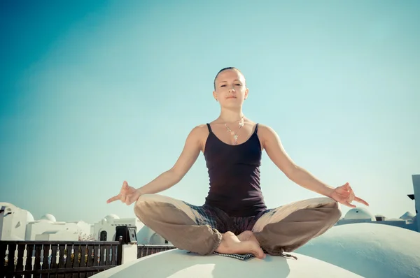 Femme pratiquant le padmasana — Photo