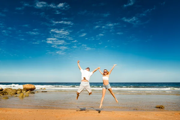 Kumsalda mutlu bir çift — Stok fotoğraf