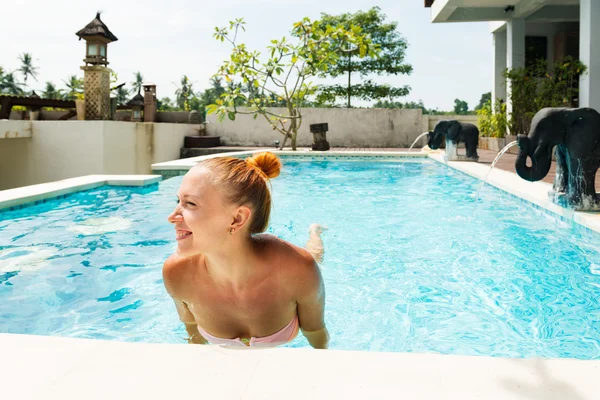Happy woman in pool — Stock Photo, Image