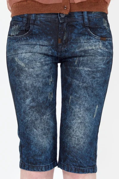 Девушка в джинсовых шортах — стоковое фото