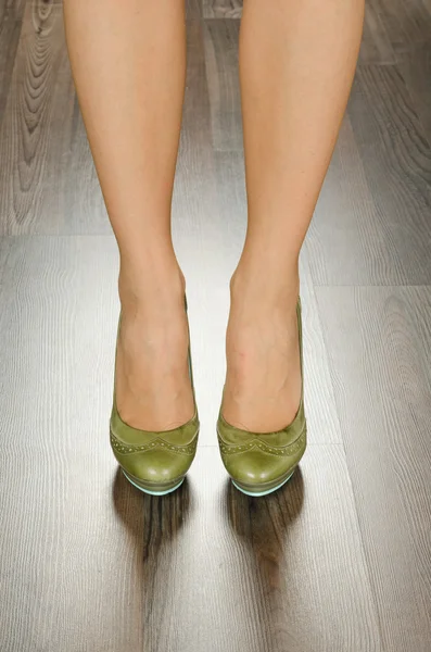 Sapatos femininos na moda no escritório — Fotografia de Stock