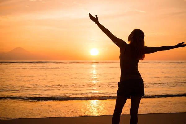 Mulher assistindo silhueta pôr do sol — Fotografia de Stock