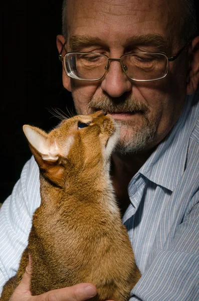 Hombre maduro con su gato —  Fotos de Stock