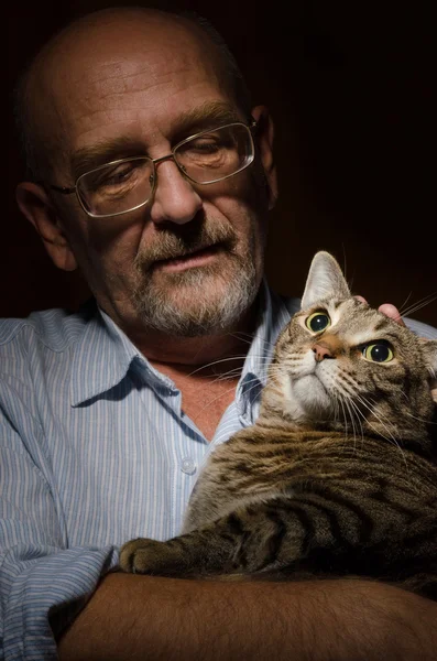 Homem maduro com seu gato — Fotografia de Stock
