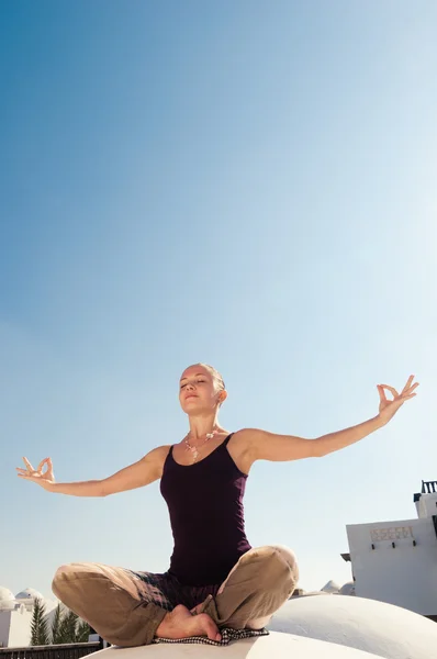 Femme pratiquant le padmasana — Photo