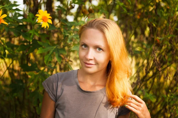 Rote Frau mit gelben Blumen — Stockfoto