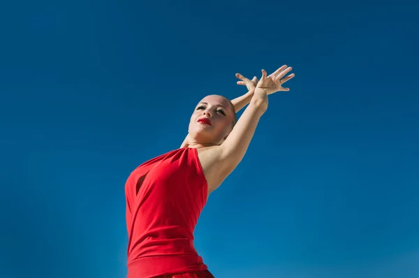 푸른 하늘에 플 라 멩 코 댄서 — 스톡 사진