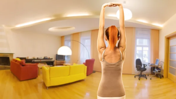 Mujer haciendo yoga en casa — Foto de Stock