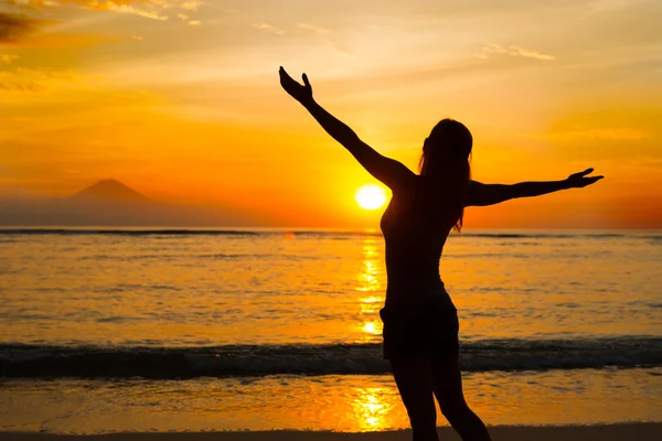 Mulher assistindo por do sol — Fotografia de Stock