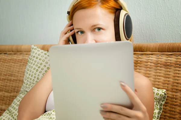 Red woman in bed listening to the music — Stock Photo, Image