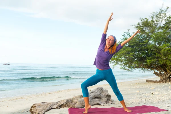 Young woman practicing yoga — Stock Photo, Image