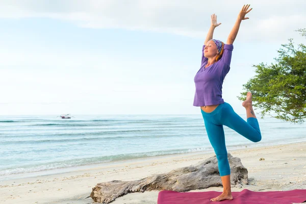 Junge Frau praktiziert Yoga — Stockfoto