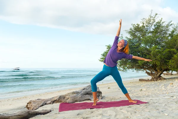 Junge Frau praktiziert Yoga — Stockfoto