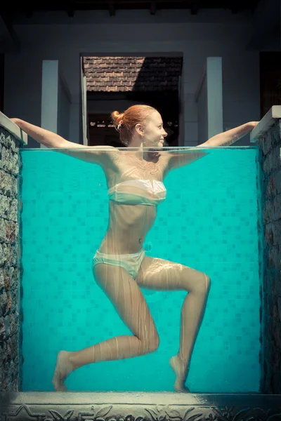 Mujer atractiva en la piscina — Foto de Stock