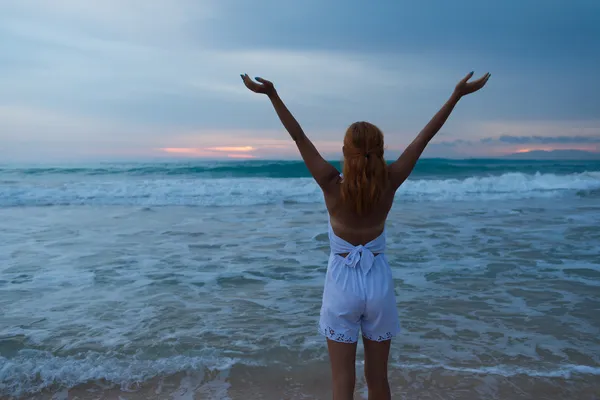 Jovem mulher de pé na praia do oceano — Fotografia de Stock