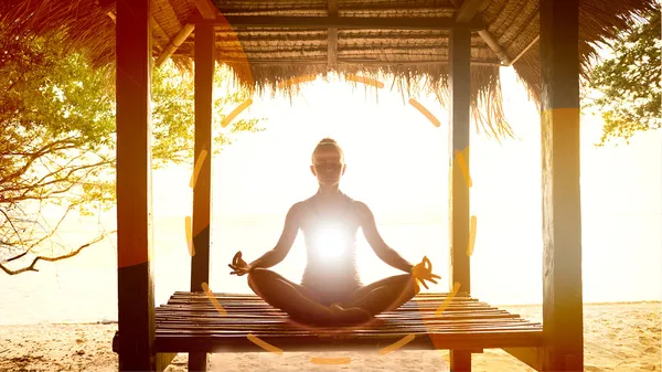 Mulher meditando — Fotografia de Stock