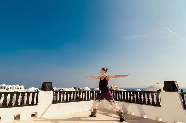 Frau praktiziert Yoga — Stockfoto