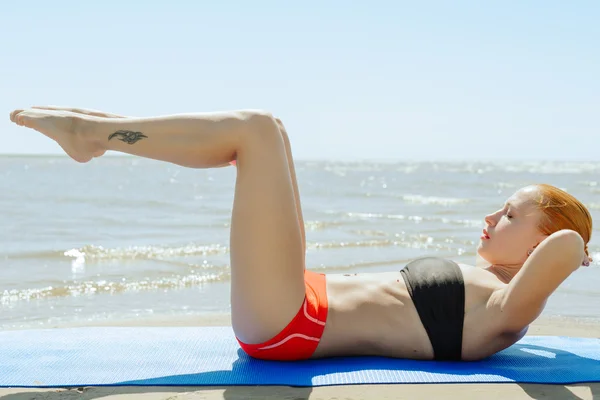 Jovem mulher fazendo fitness — Fotografia de Stock