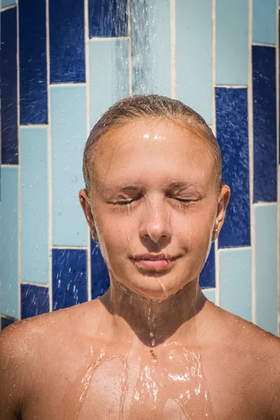 Mujer en la ducha — Foto de Stock