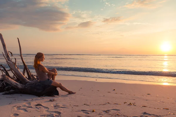 女性を見て夕日 — ストック写真