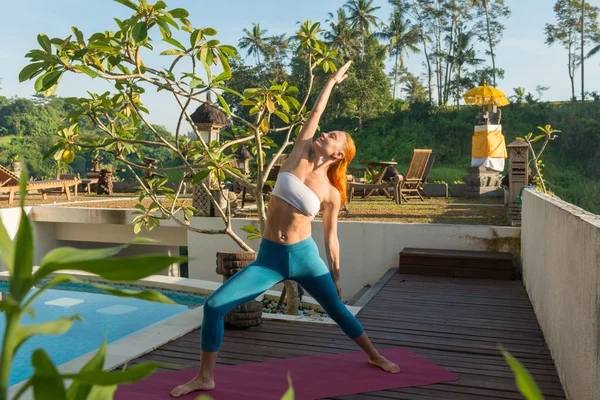 Frau macht morgens Yoga — Stockfoto