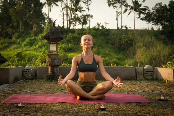 Jovem mulher meditando — Fotografia de Stock