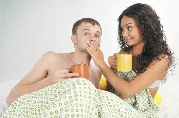 Jeune couple au lit avec café — Photo