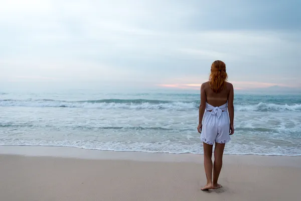 Jovem mulher de pé na praia do oceano — Fotografia de Stock