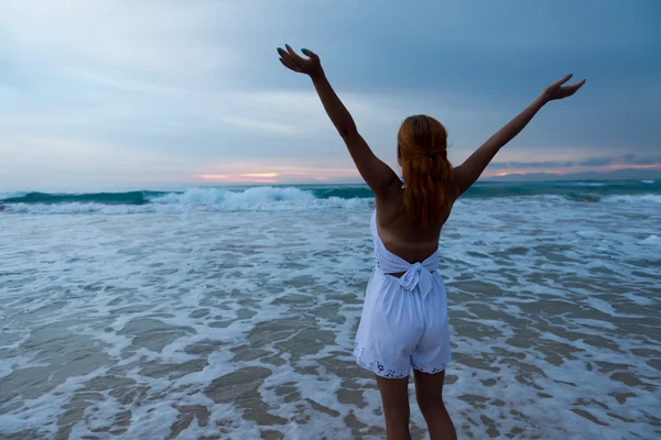 Jeune femme debout sur la plage océan — Photo