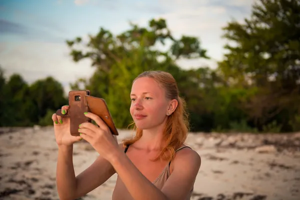Молодая женщина фотографирует — стоковое фото