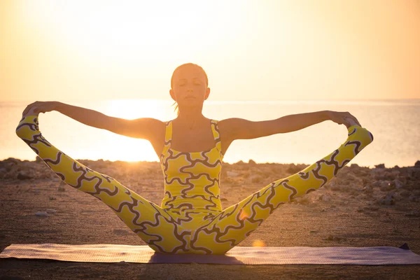 Yoga-Praxis bei Sonnenaufgang — Stockfoto