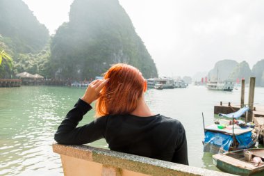 genç kadının Halong bay görünümü