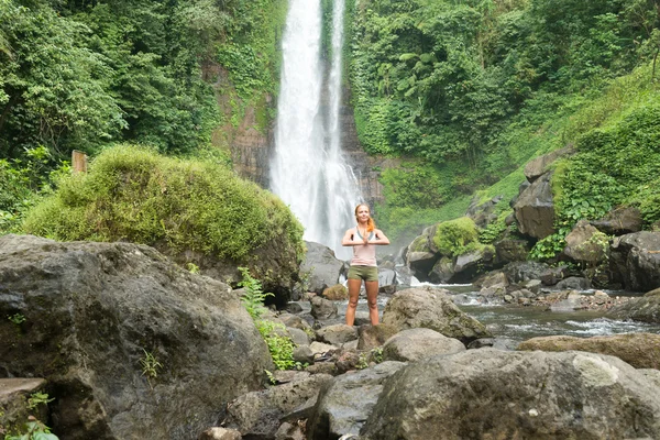 练瑜伽的瀑布的年轻女子 — 图库照片