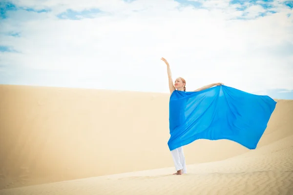 Νεαρή γυναίκα με ιπτάμενα μπλε μαντήλι — Φωτογραφία Αρχείου