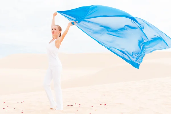 Młoda kobieta z latający niebieski szalik — Zdjęcie stockowe