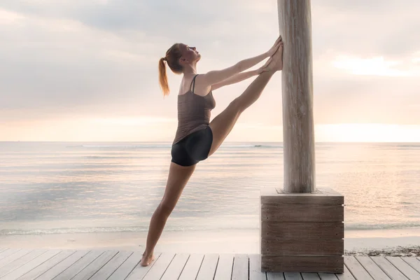 Stretching vid solnedgången — Stockfoto