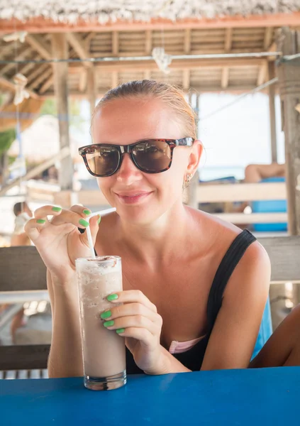 Junge Frau genießt Milchshake — Stockfoto