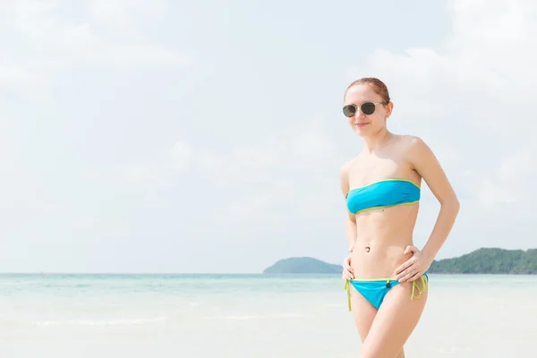 Jeune femme à la plage — Photo