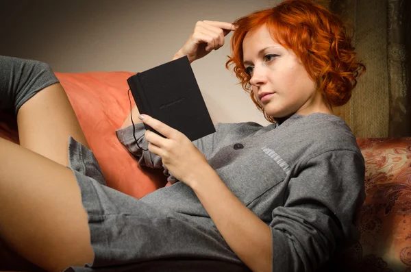 Mulher vermelha leitura — Fotografia de Stock