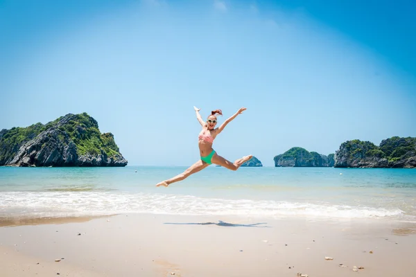 Divertente ragazza salto — Foto Stock