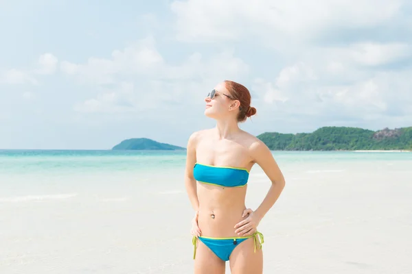 Jonge vrouw in vietnam beach — Stockfoto