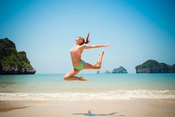 Menina divertida pulando — Fotografia de Stock