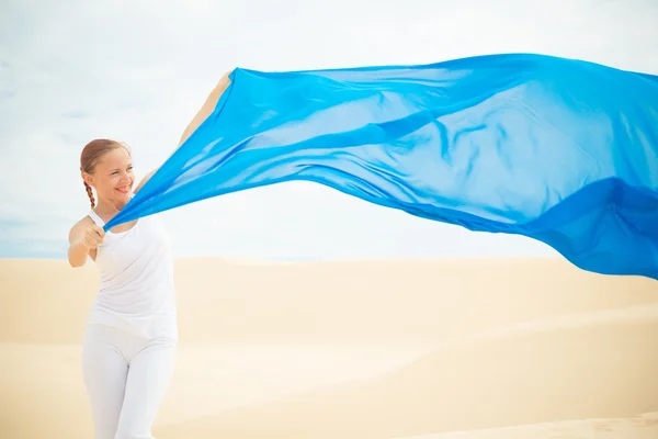 Молода жінка з літаючим блакитним шарфом — стокове фото