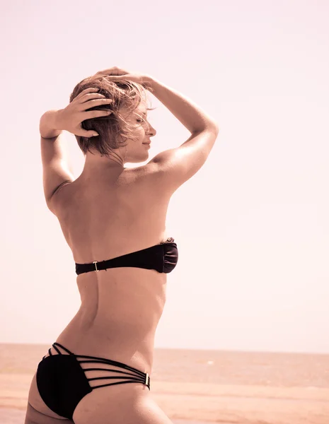 Mulher bonita em uma praia — Fotografia de Stock