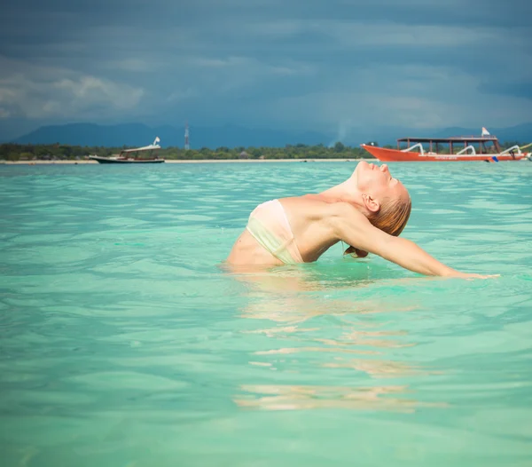 在热带小岛海滩的女人 — 图库照片